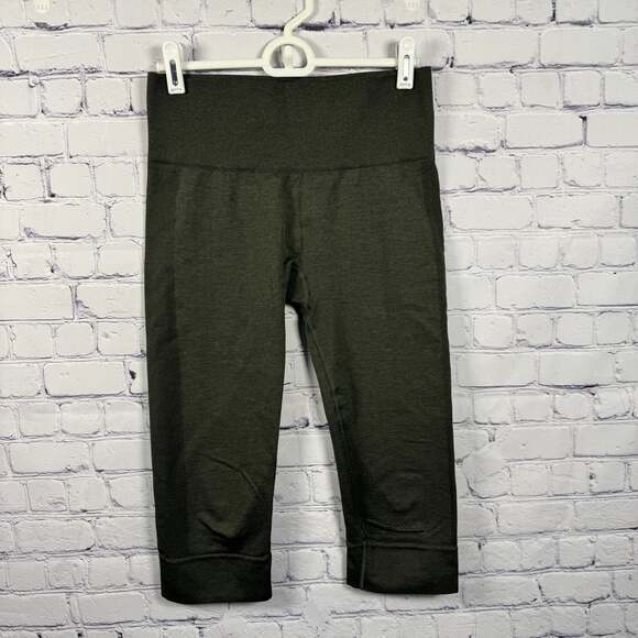 Lululemon Pants - Lululemon Women's Seamlessly Street Crop Leggings Olive Green